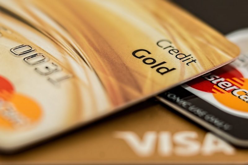 Czy warto ubezpieczać kartę płatniczą?